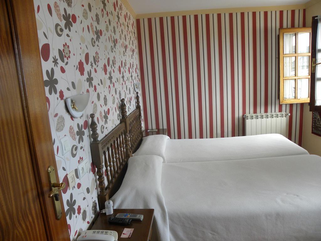 Hotel Restaurante Casa Fernando Ballota الغرفة الصورة